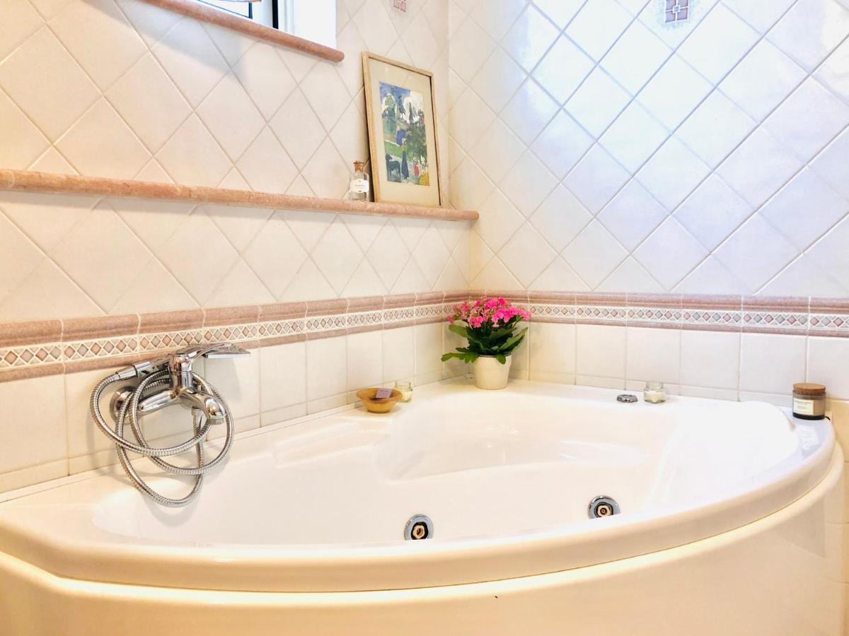 Blue Apricot Apartment Con Jacuzzi Montesilvano Marina Exteriör bild