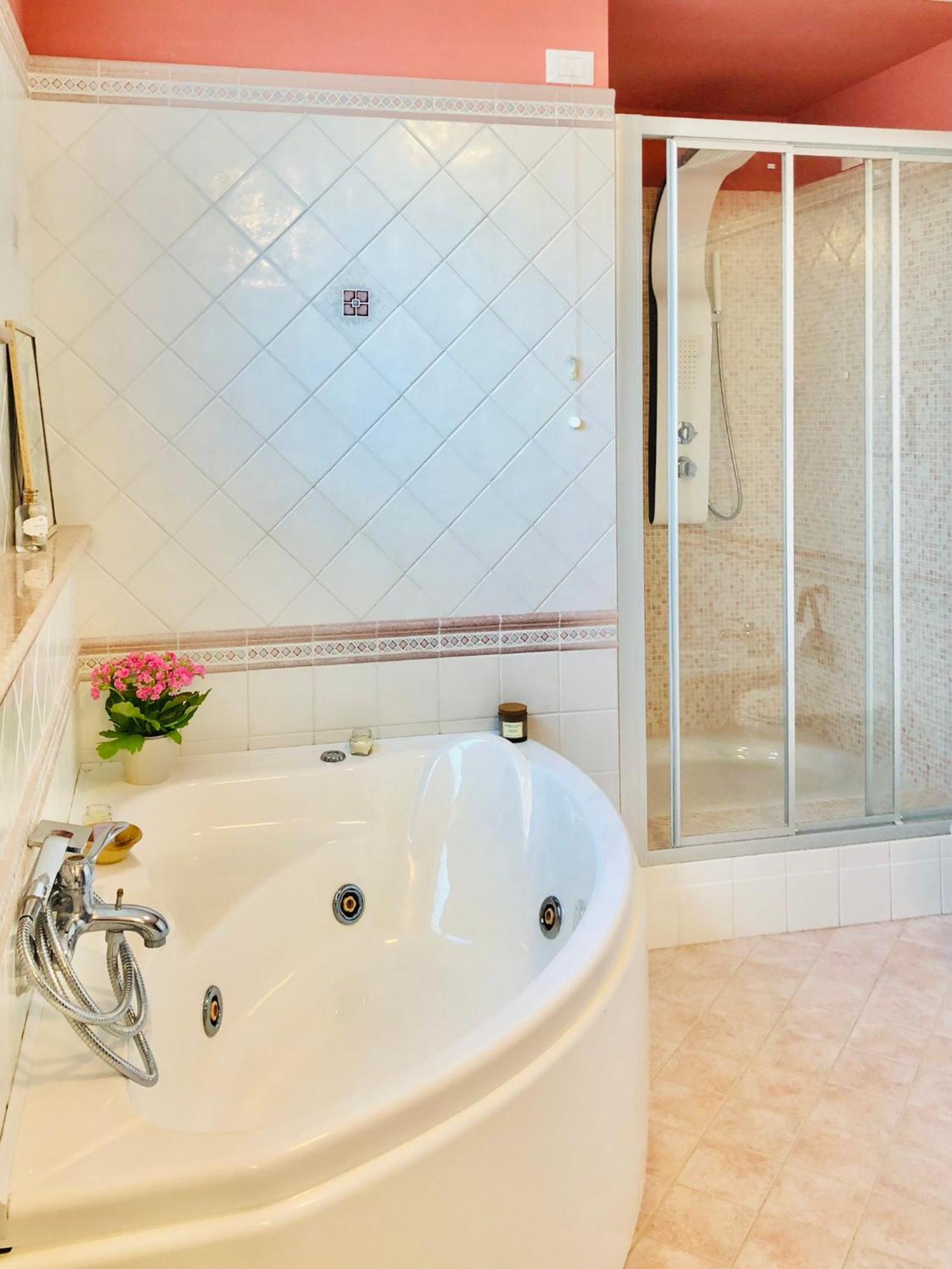 Blue Apricot Apartment Con Jacuzzi Montesilvano Marina Exteriör bild