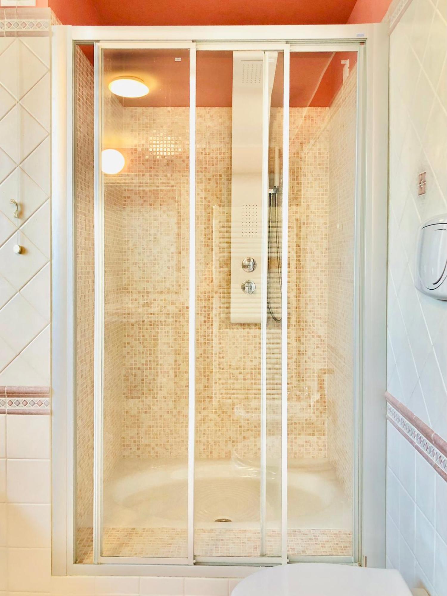 Blue Apricot Apartment Con Jacuzzi Montesilvano Marina Exteriör bild